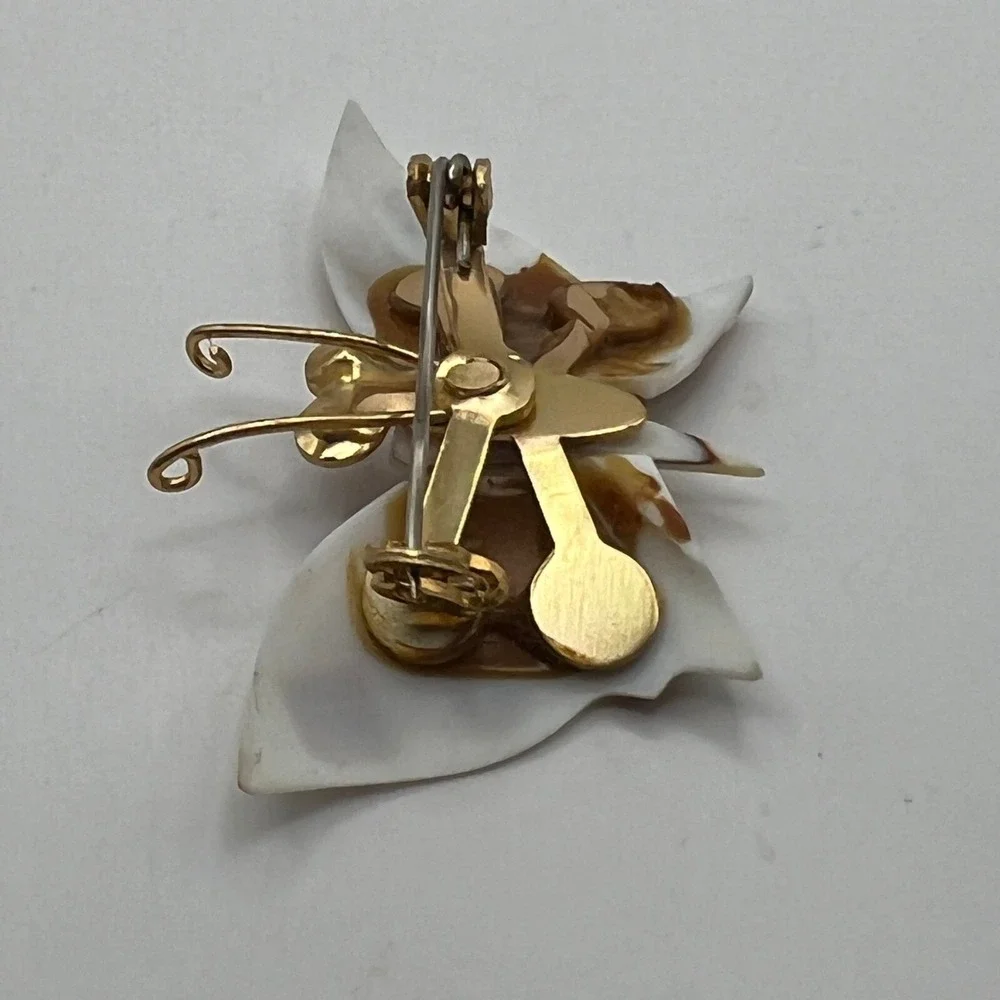 Vintage Shell Butterfly‎ Brooch White Brown Gold Tone Seashell Pin